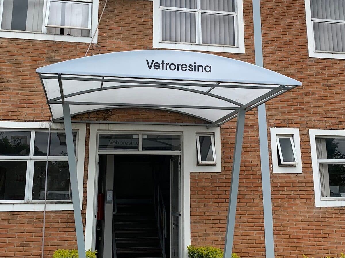 Cobertura de garagem: protege o carro do sol e do granizo sem virar forno