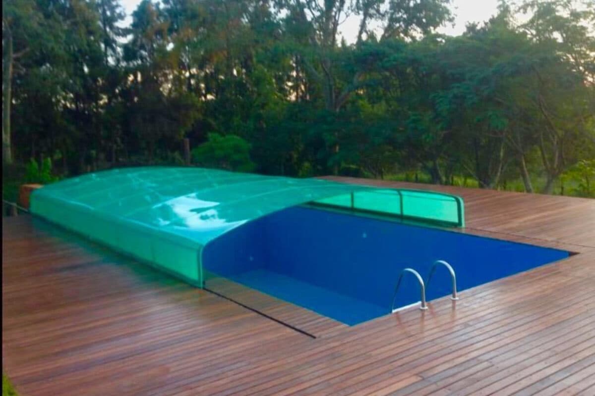 Cobertura para piscina: luz na água, sem virar estufa e sem vidro que estilhaça